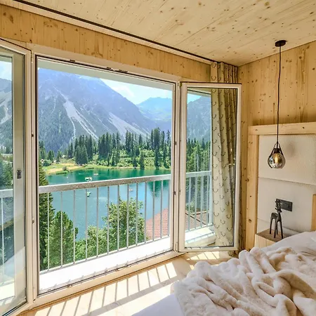 Appartamaint Tscherv By Vacations, Exklusive Im Zentrum Mit Blick Auf Den Untersee Und Berge Inkl Parkplatz Apartment